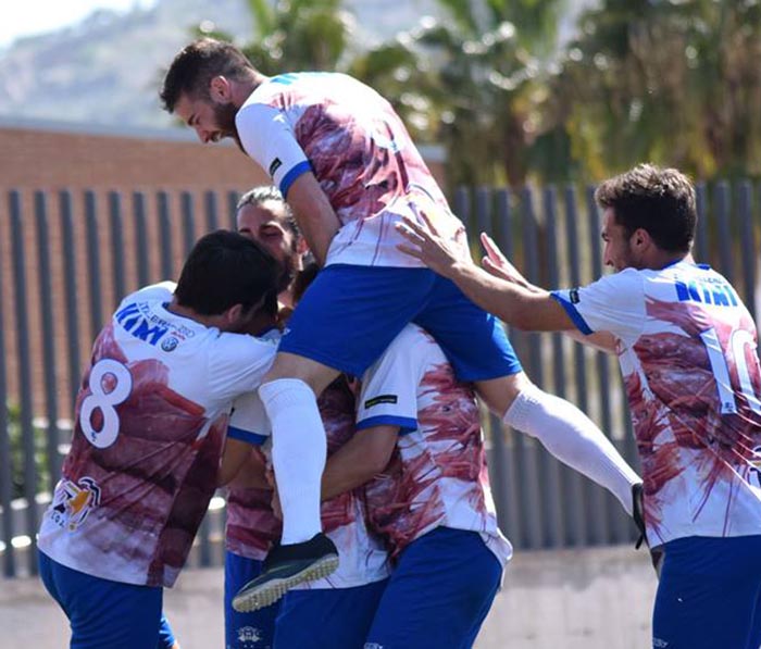 Los futbolistas locales celebran un tanto (CASTILLO)