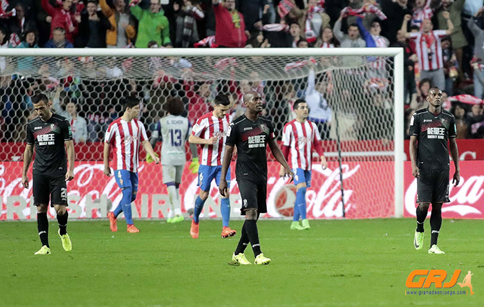 Los jugadores nazaríes desangelados tras encajar un gol ante el Sporting (LOF)