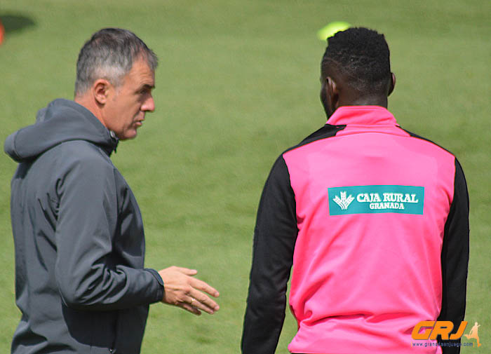 Alcaraz en un momento del entrenamiento de esta mañana (GRJ)