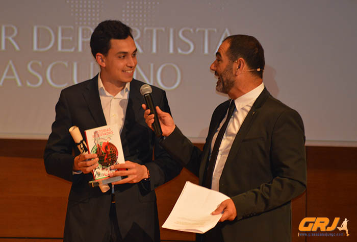 Arián Téllez con el galardón a mejor deportista masculino (J. PALMA)