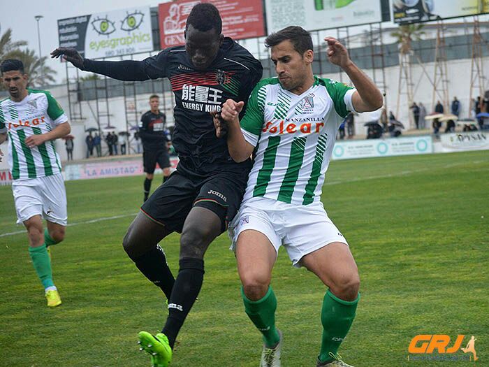 Estupiñán, en una pugna por el balón (PACO BERNAL)