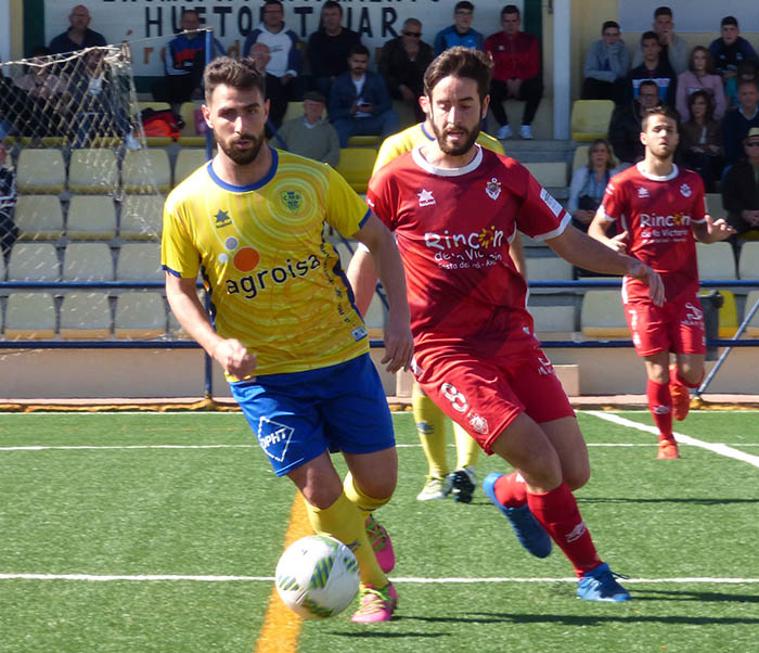 Fran controla el balón perseguido por un rival (P. CASTILLO)