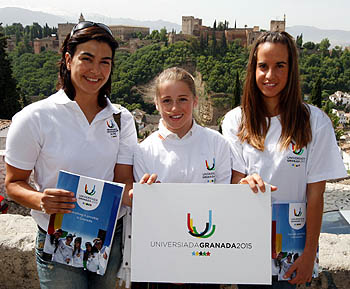Las esquiadoras granadinas mostraron su respaldo a Granada 2015