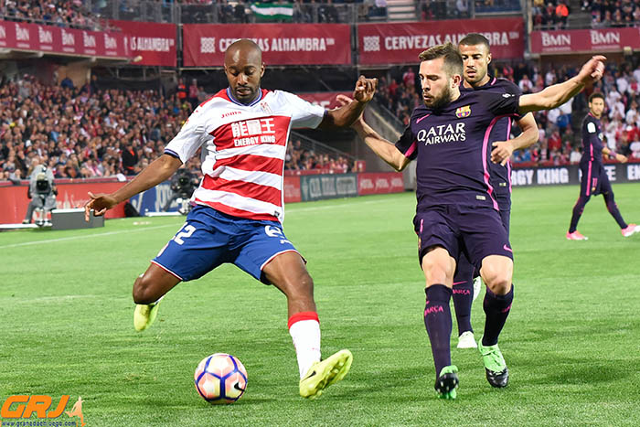 Foulquier presionado por Jordi Alba (JOSÉ MIGUEL BALDOMERO)