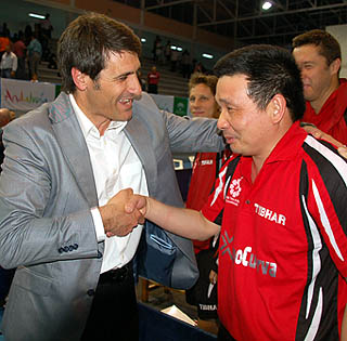El alcalde de Baza felicita a He Zhi Wen tras el último partido