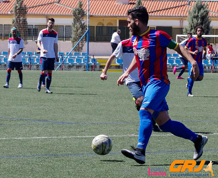 Una acción del encuentro del Vandalia ante el Albolote CF (VICENTE CARVAJAL)