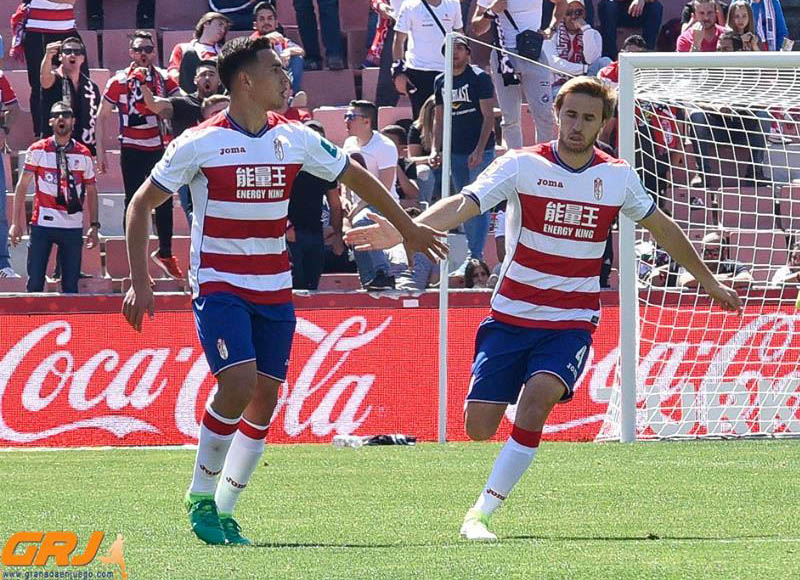 Ponce, felicitado por Samper, tras marcar el gol (JOSÉ M. BALDOMERO)