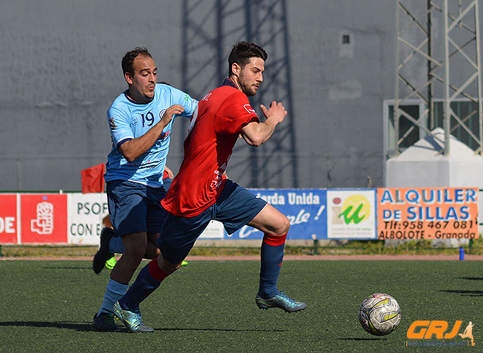 Tenorio, jugador del Albolote CF, se marcha de un jugador del CD Campotéjar 