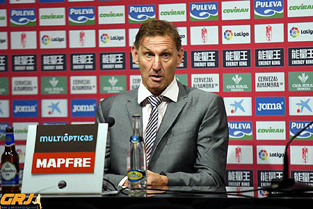 Tony Adams en su comparecencia de prensa tras el partido (J. M. BALDOMERO)