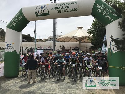 Los participantes antes de tomar la salida 