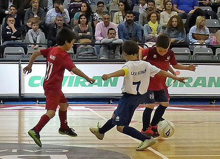 Un momento de la final prebenjamín de fútbol sala en el Palacio de Deportes