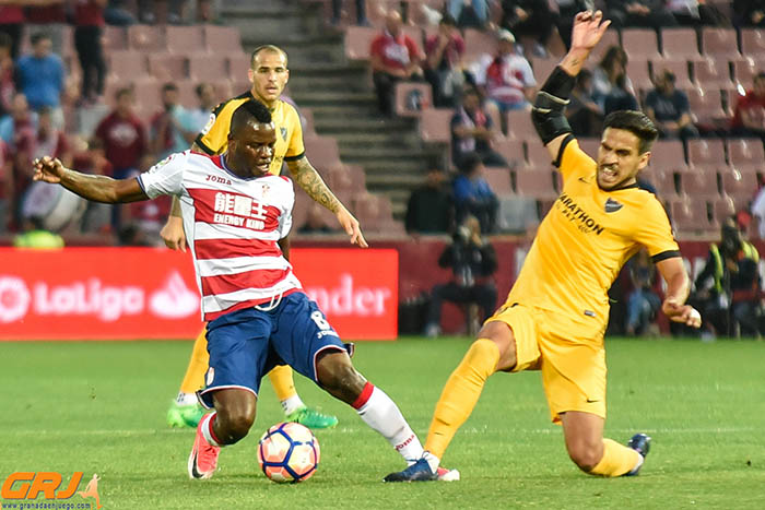 Wakaso y Recio pugnan por el esférico (JOSÉ MIGUEL BALDOMERO)