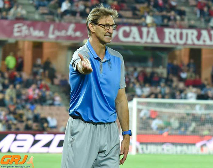 Tony Adams, entrenador del Granada CF (JOSÉ M. BALDOMERO)