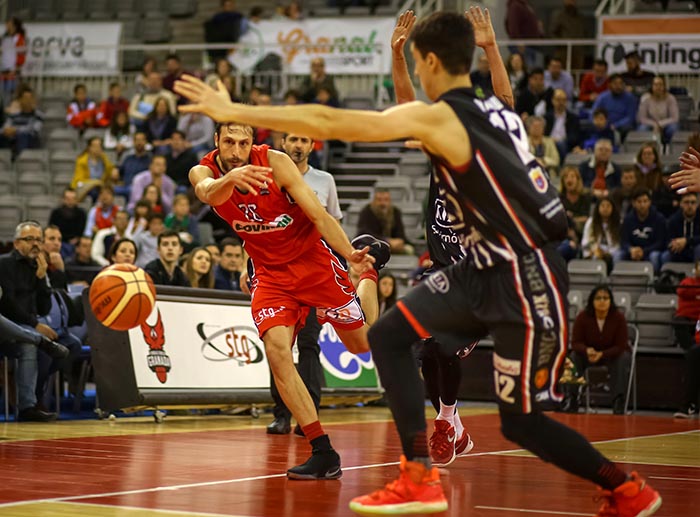 Carlos de Cobos en una jugada ante el cuadro navarro (FCB GRANADA)