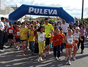 Paquillo Fernández junto a los participantes de la prueba atarfeña