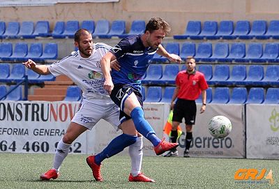 Antonio Molina en una acción del encuentro en Vélez (J. HURTADO)