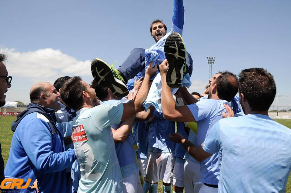 Los jienenses celebraron su ascenso en el municipal de Armilla (JOSÉ M. BALDOMERO)