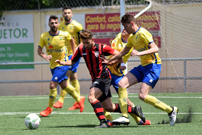 Joaquín y un jugador del River Melilla pugnan por el balón (CASTILLO)