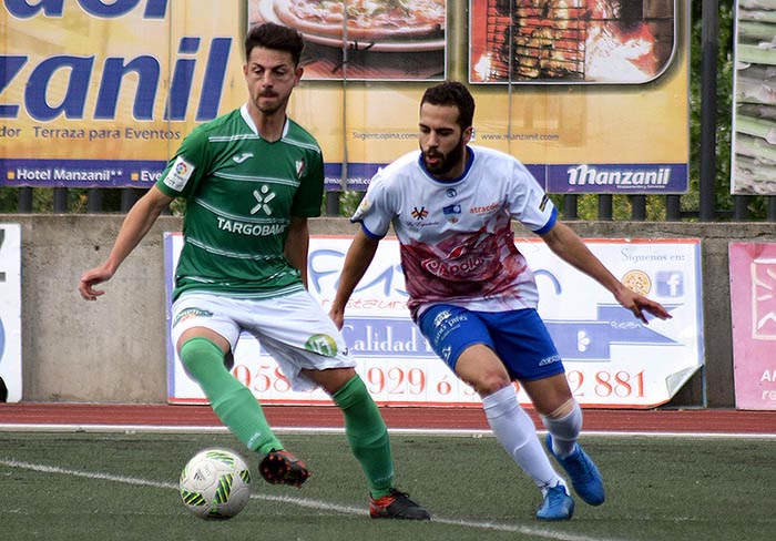 Una acción del partido con Choco y un jugador hueteño (CASTILLO)