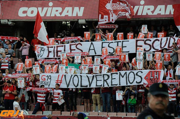 Los aficionados rojiblancos confían en volver pronto a Primera (JOSÉ M. BALDOMERO)