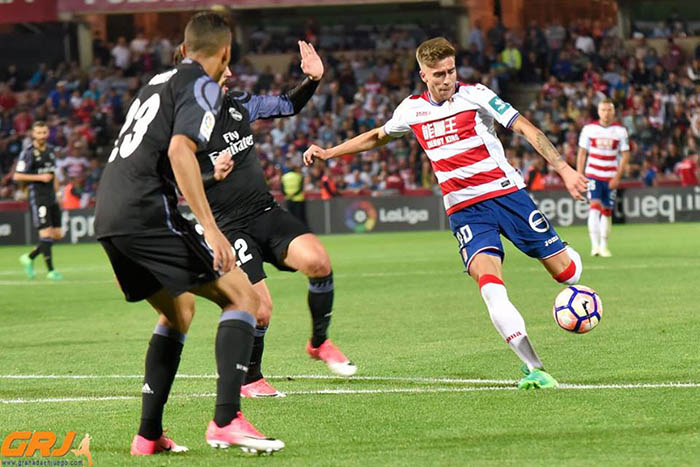 El granadino Entrena, que ya debutó en Copa, lo hizo también en Liga (J. M. BALDOMERO)
