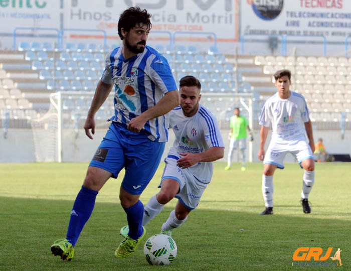 Ramiro controla el balón ante la presencia de varios rivales (JESÚS HURTADO)
