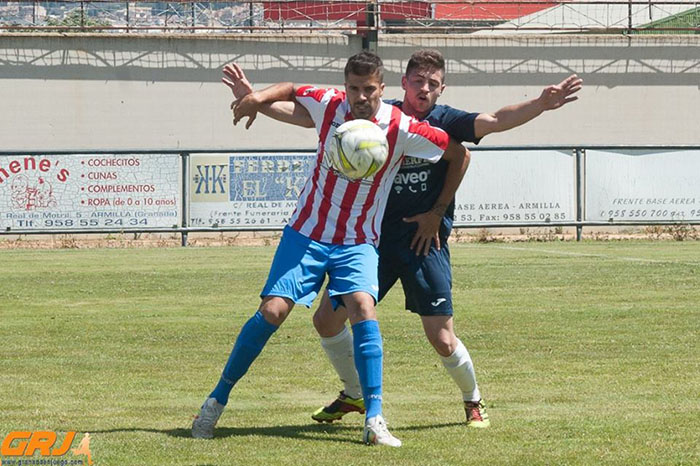 Una acción del encuentro disputado en el municipal de Armilla (J. M. BALDOMERO)