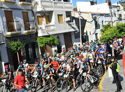 Los participantes preparados para tomar la salida 