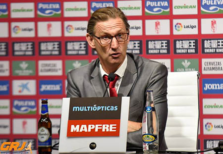Tony Adams en la sala de prensa del estadio de Los Cármenes (J. M. BALDOMERO)