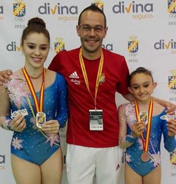 Montse y Sara junto al seleccionador 