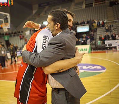 Óscar Fernández se abraza a Jesús Fernández (FUNDACIÓN CBG)