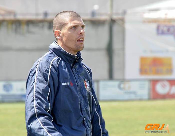 Gabri, entrenador del Arenas, durante un partido (J. M. BALDOMERO)