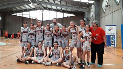 El equipo celebra su triunfo 