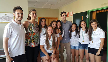 Jugadores con los miembros del club posan para la foto de familia (GRJ)