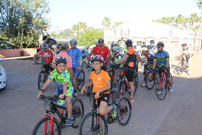 Ciclistas por las calles de Almuñécar 