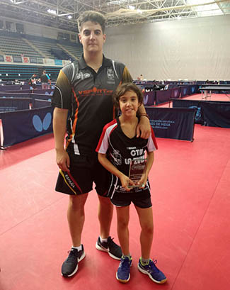 Julia Marín junto a su entrenador Miguel Porcel