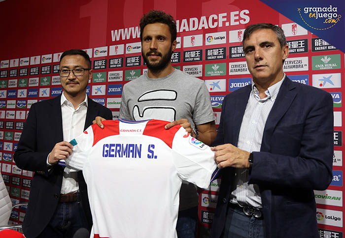Un momento de la presentación de Germán Sánchez como jugador del Granada (JOSÉ VELASCO)