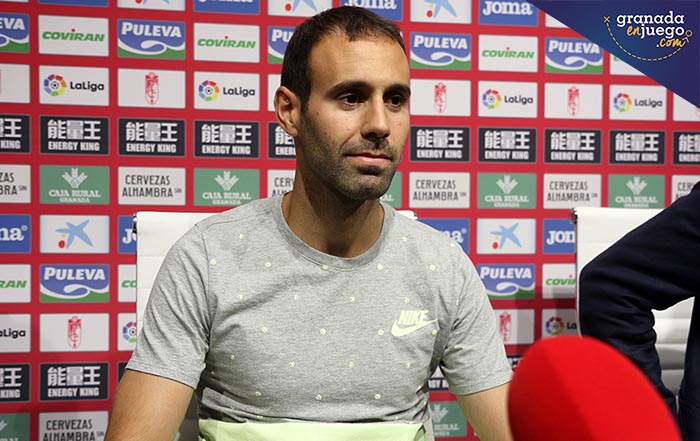 Víctor Díaz en un momento la rueda de prensa de presentación (JOSÉ VELASCO)