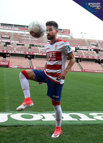 Iriondo en su presentación sobre el césped de Los Cármenes (JOSÉ VELASCO)