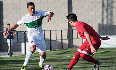 Pedro Sánchez en una acción con la camiseta del Elche 