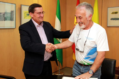 José Entrena felicita a Antonio Gámez (GRJ)