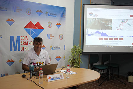 El director del área de Deportes, Emilio García, en la presentación del nuevo recorrido