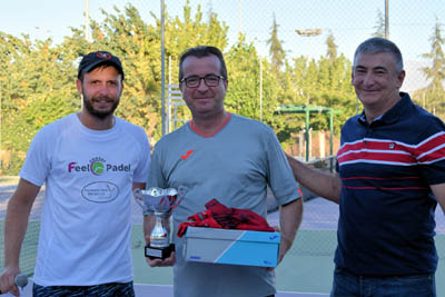 Alberto Folgoso (centro) campeón, junto a Rafa Orihuela subcampeón y el concejal de Deportes