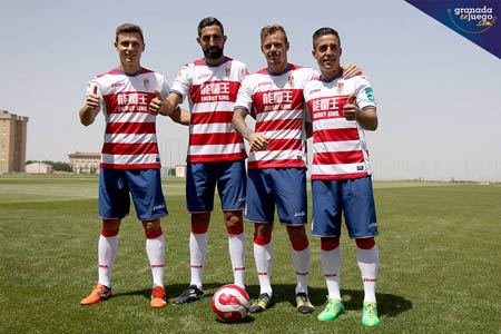 Los cuatro jugadores posan con la camiseta rojiblanca (JOSÉ VELASCO)