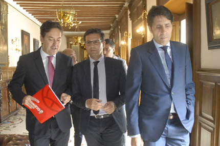 Montesinos, Cuenca y Cuerva en los pasillos del consistorio de la capital