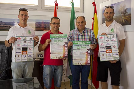 El concejal de Deportes y el acalde de Huétor Tájar con los organizadores del certamen
