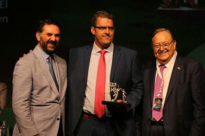 Momento de la entrega del reconocimiento 
