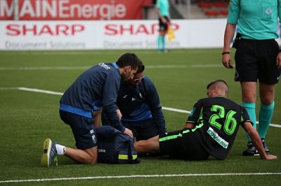 Rubén Sánchez, atendido por el médico sobre el terreno de juego (GRANADA CF)