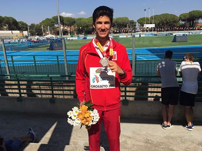 Pérez posa con su medalla de plata 