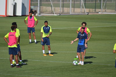 Oltra dando instrucciones durante el entrenamiento 